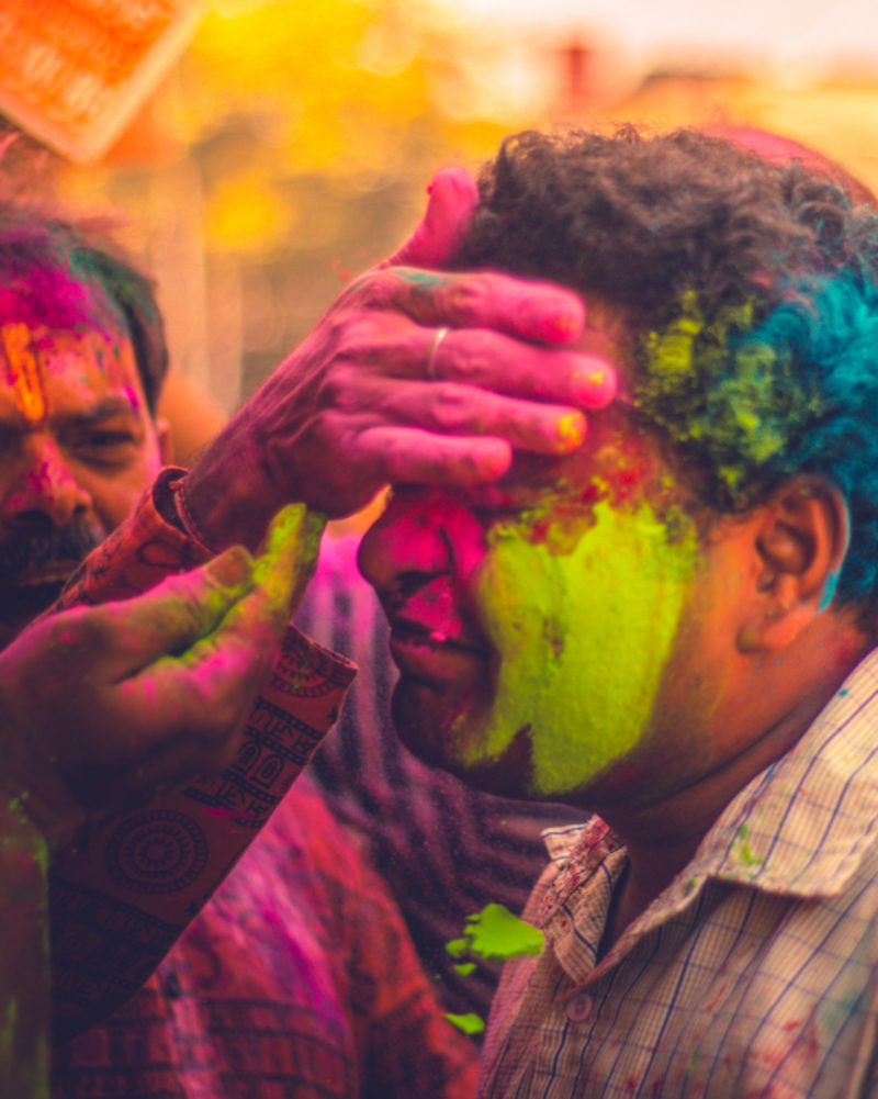 Regards Interculturels - Holi : Symbolique des couleurs - Akteos